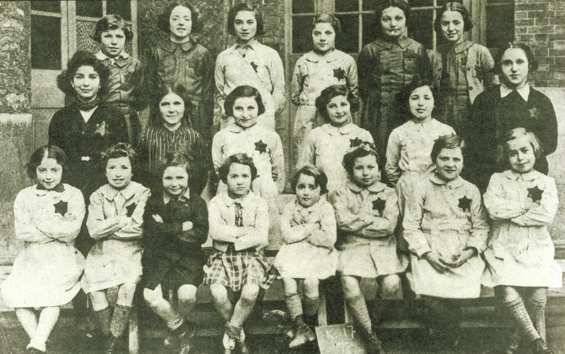 Mireille est la première en haut à droite. Henriette et Jacqueline sont au 1er rang, les 4e et 5e à partir de la droite. Saint-Mandé, le 18 décembre 1943 Fonds Cercil/Korman/Nowodorsqui