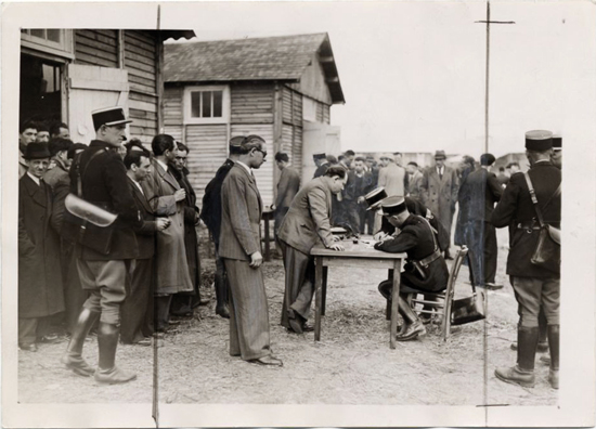 Pithiviers, l’enregistrement des internés par les gendarmes, 16 mai 1941 Collection Musée de la Résistance Nationale - Champigny-sur-Marne.